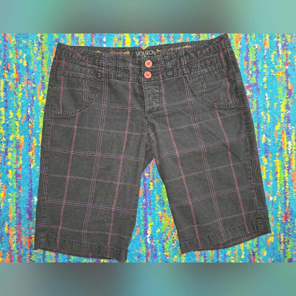 Volcom Women's Blackn Blur And Red Plaid Shorts Size 9.‎ 12" Inseam GUC